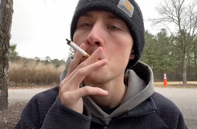 Лечение зависимости от табакокурения в Белёве Мужчина с сигаретой делает затяжку