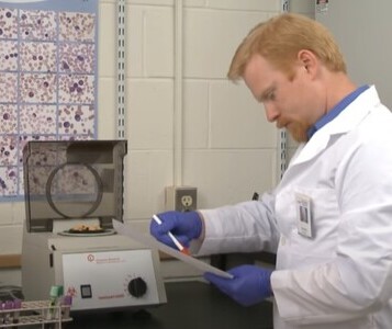 Клиника лечения наркозависимости в Белёве Врач в кабинете клиники