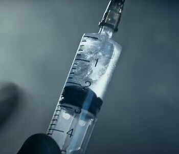 Лечение зависимости от тропикамида в Белёве Шприц с жидкостью