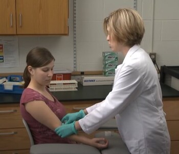 Лечение зависимости от аптечных препаратов в Белёве Врач делает инъекцию пациентке