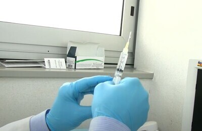 Проведение кодирования Вивитролом в Белёве Шприц с Вивитролом в руках у врача